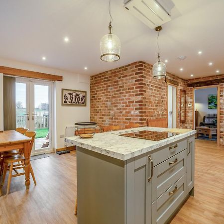 Вилла Babbling Brook Barn Abbots Bromley Экстерьер фото